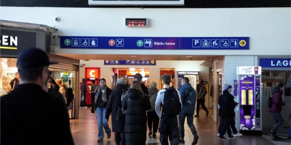 Sieviete uz Rīgas Centrālo staciju bija devusies pavadīt meitu.