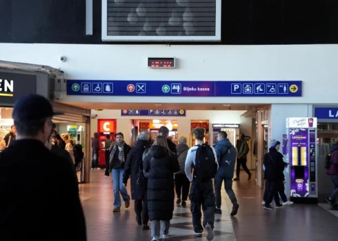 Sieviete uz Rīgas Centrālo staciju bija devusies pavadīt meitu.