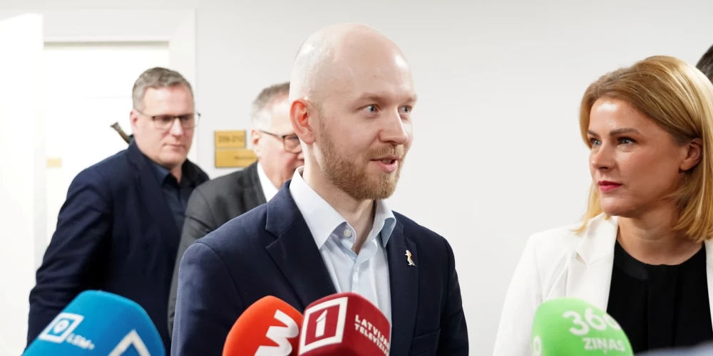 Partijas "Progresīvie" Saeimas frakcijas priekšsēdētājs Andris Šuvajevs un Ministru prezidente Evika Siliņa.