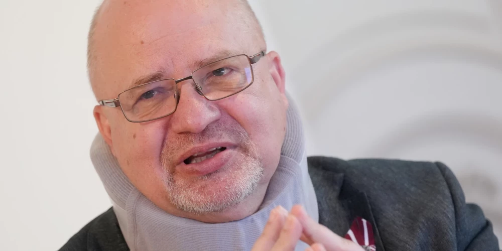 Valkas novada domes priekšsēdētājs Vents Armands Krauklis piedalās preses konferencē, kurā skaidro viņa vadītās pašvaldības finanšu situāciju.