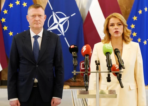Эвика Силиня с полковником Райвисом Мелнисом.
