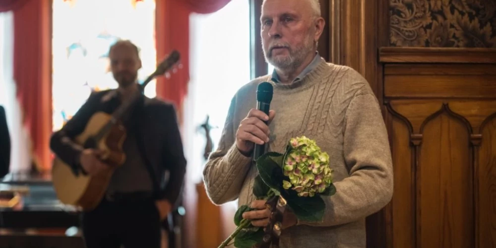 Mākslas zinātņu doktors Jānis Kalnačs atgādināja, ka savulaik Jaņa Šternberga darbi bija sastopami teju katrā Latvijas mājā.