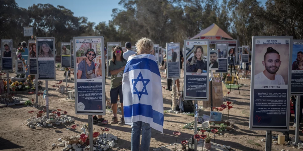 Nova festivāla upuru piemiņas vieta (foto: Scanpix / dpa / picture-alliance), kur palestīniešu teroristi nogalināja 378 cilvēkus (344 festivāla apmeklētājus un 34 drošības personāla darbiniekus), daudzus ievainoja, bet 44 nolaupīja, pakļaujot tos arī seksuālai vardarbībai. Drošības spēkiem festivāla teritorijā izdevās likvidēt ap 20 teroristu.