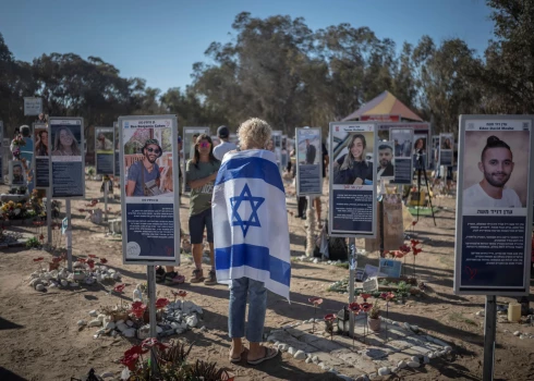 Nova festivāla upuru piemiņas vieta (foto: Scanpix / dpa / picture-alliance), kur palestīniešu teroristi nogalināja 378 cilvēkus (344 festivāla apmeklētājus un 34 drošības personāla darbiniekus), daudzus ievainoja, bet 44 nolaupīja, pakļaujot tos arī seksuālai vardarbībai. Drošības spēkiem festivāla teritorijā izdevās likvidēt ap 20 teroristu.