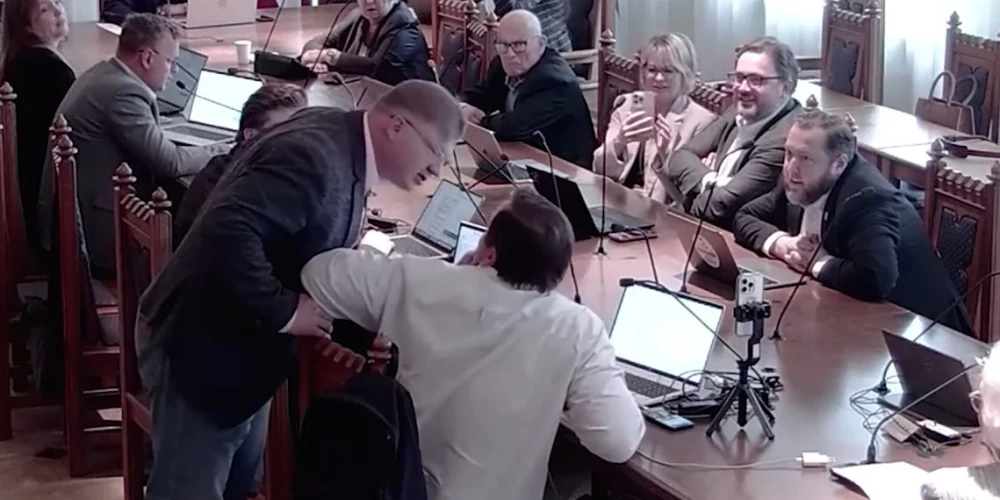 Заседание думского комитета превратилось в потасовку.