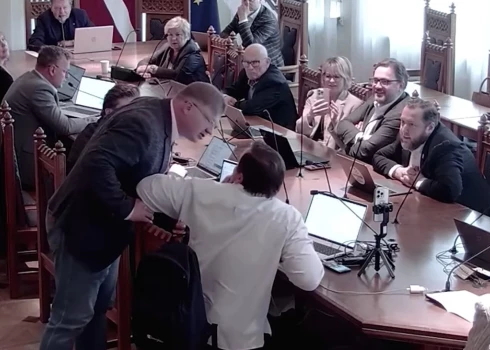 Заседание думского комитета превратилось в потасовку.