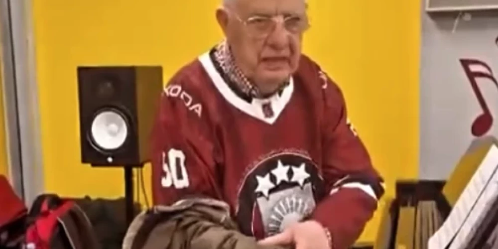 Raimonds Pauls lepojas ar Latvijas hokeja izlases krekliņu ar 90. numuru (ekrānuzņēmums no video)