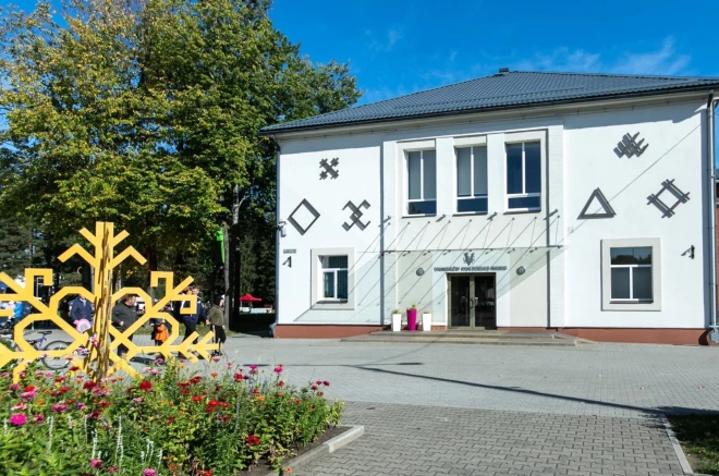 Mātes dienas vakarā no tīņu uzbrukuma cietis Vangažu Kultūras centrs.