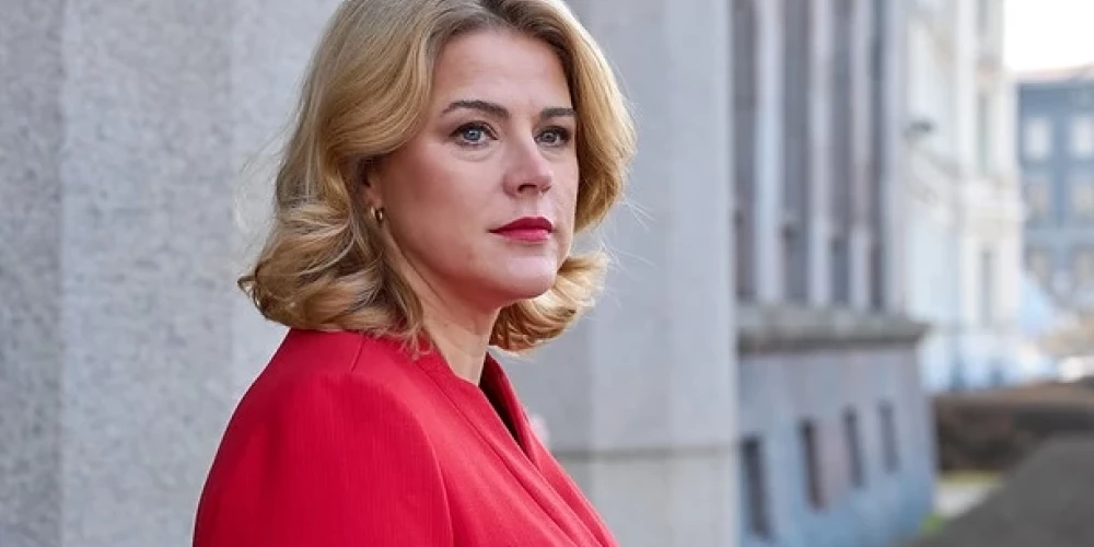 Latvijas premjere Evika Siliņa norādīja, ka viņa nepiedāvāja aizsardzības ministra amatam virzīt kādas citas partijas politiķi, lai nebūtu "politisko greizsirdību". 