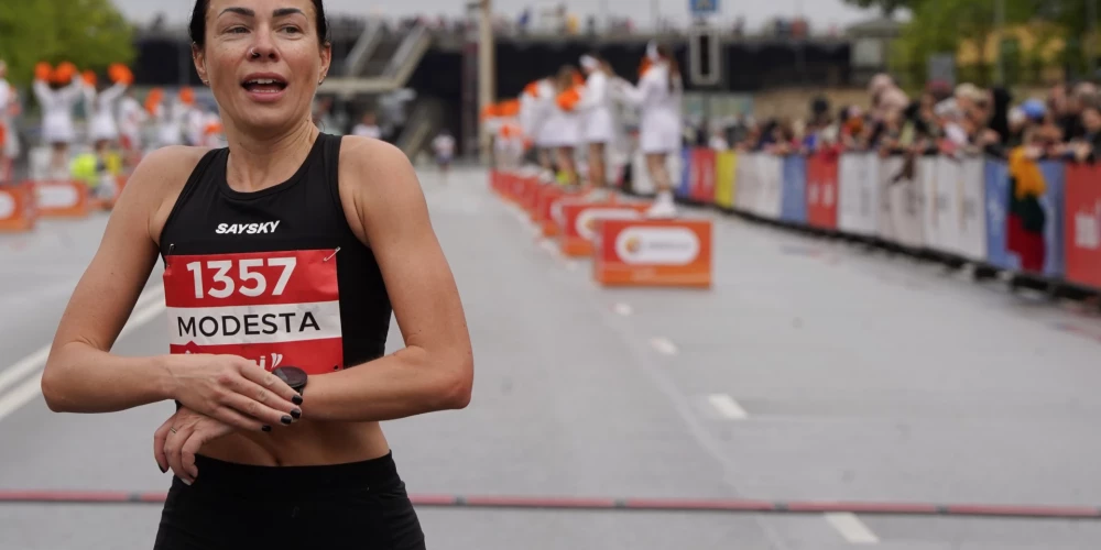 "Rimi" Rīgas maratona 42 kilometru distances skrējēji finišā.