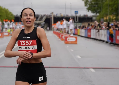 "Rimi" Rīgas maratona 42 kilometru distances skrējēji finišā.