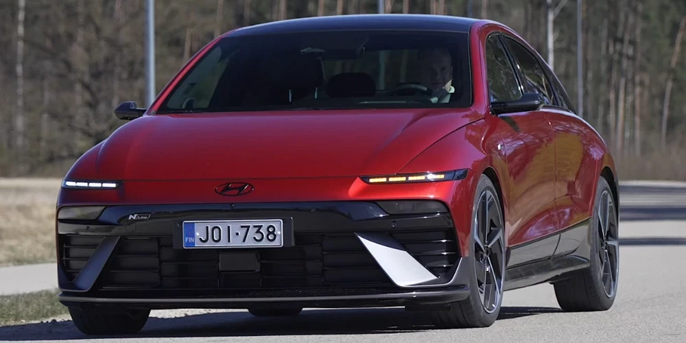 Ioniq 6 ir viens no Hyundai elektromobiļiem uz 800 voltu platformas, tāpēc tas var izmantot uzlādi visjaudīgākajās stacijās. 