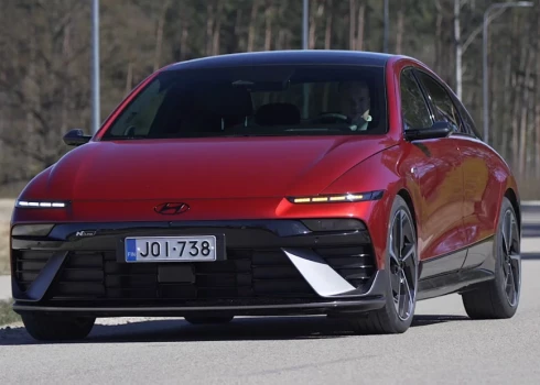 Ioniq 6 ir viens no Hyundai elektromobiļiem uz 800 voltu platformas, tāpēc tas var izmantot uzlādi visjaudīgākajās stacijās. 