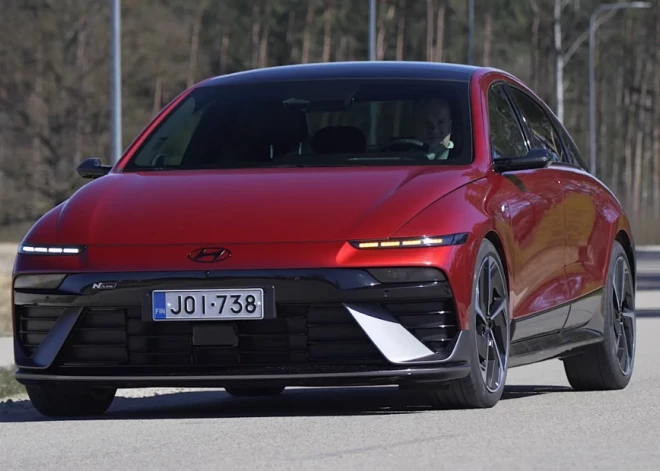 Ioniq 6 ir viens no Hyundai elektromobiļiem uz 800 voltu platformas, tāpēc tas var izmantot uzlādi visjaudīgākajās stacijās. 