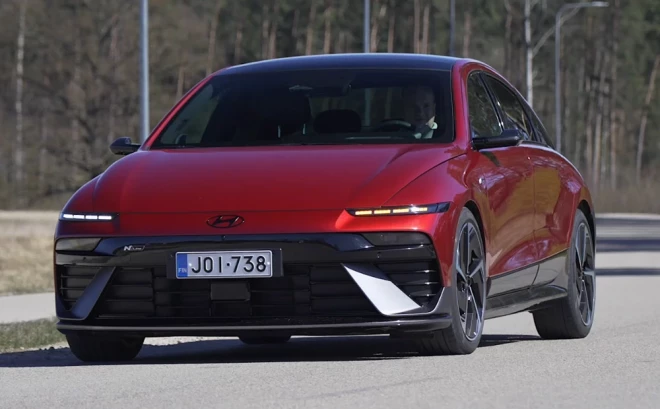 Ioniq 6 ir viens no Hyundai elektromobiļiem uz 800 voltu platformas, tāpēc tas var izmantot uzlādi visjaudīgākajās stacijās.