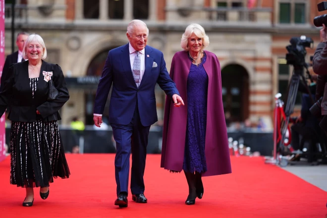 Britu monarhu pāris ierodas uz saviesīgo pasākumu Albertholā.