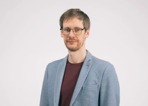“Pat ja mums šķiet, ka dzīvojam tīrā vidē, palūkojoties pēc putekļu satura gaisā, redzam, ka, piemēram, Rīgā tas ir salīdzinoši pat ļoti piesārņots. Visas PVO normas tiek pārsniegtas vairākkārtīgi. Lielāku putekļu daļiņu klātbūtne ir arī vecos Rīgas rajonos, kur joprojām tiek izmantota malkas apkure. Šī problēma ir arī pie ostām esošajos dzīvokļos,” skaidro Jurģis Zemītis.