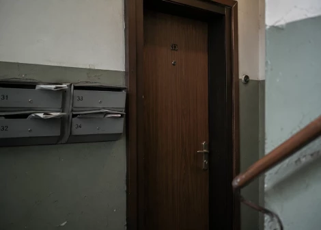 Чем больше людей живут одни в пожилом возрасте, тем чаще дома, управляющие и самоуправления могут сталкиваться с ситуациями, когда после смерти собственника жилье фактически «зависает» между наследниками, долгами и государством.