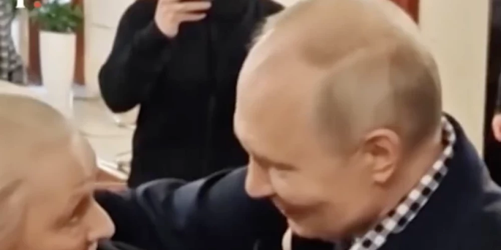 Vladimirs Putins satiek savu bijušo skolotāju.