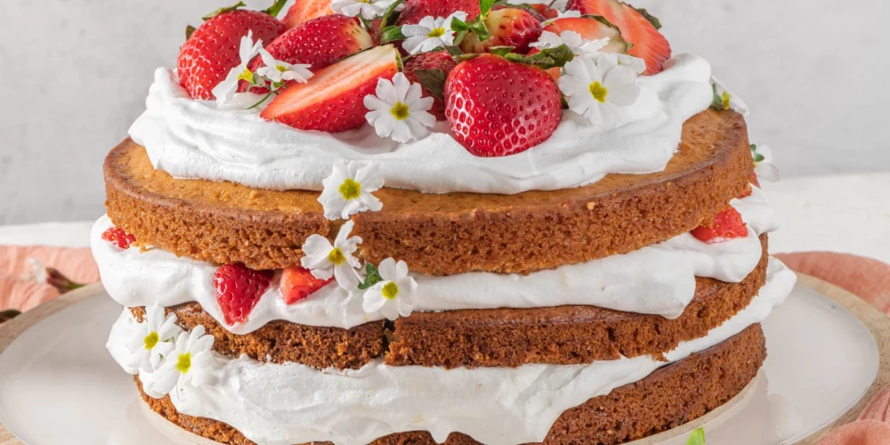 Pavasarīga torte ar zemenēm.