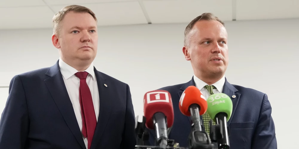 Saeimas priekšsēdētājs Edvards Smiltēns (no kreisās) un partijas "Apvienotais saraksts" Saeimas frakcijas vadītājs EdgarsTavars.