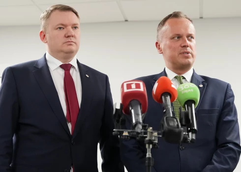 Saeimas priekšsēdētājs Edvards Smiltēns (no kreisās) un partijas "Apvienotais saraksts" Saeimas frakcijas vadītājs EdgarsTavars.