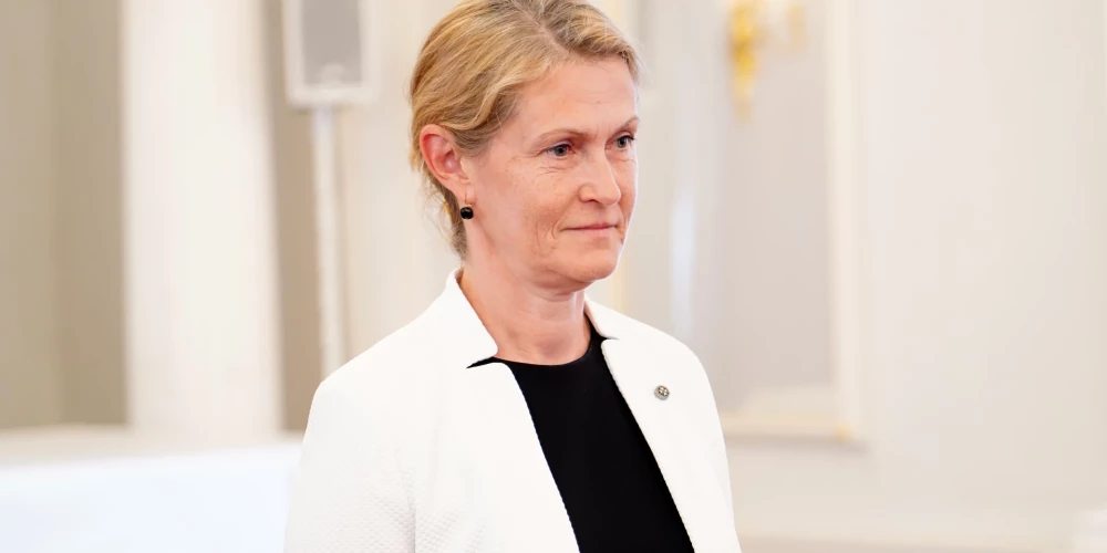 Latvijas vēstniece pastāvīgajā pārstāvniecībā Apvienoto Nāciju Organizācijā Ņujorkā Sanita Pavļuta-Deslande akreditācijas vizītes laikā pie Valsts prezidenta Rīgas pilī.