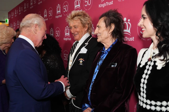 Grupas “The Rolling Stones” ģitārists Ronijs Vuds ar smaidu noskatījās Roda Stjuarta sarunā ar karali.