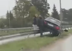 Ogrē uz A6 šosejas auto uztriecies ceļa barjerām; notikušais iemūžināts video