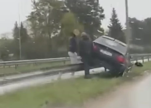 Ogrē uz A6 šosejas auto uztriecies ceļa barjerām. 