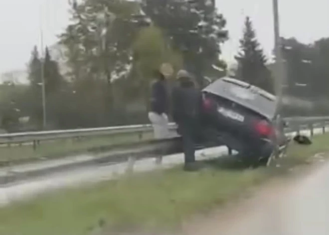 Ogrē uz A6 šosejas auto uztriecies ceļa barjerām; notikušais iemūžināts video