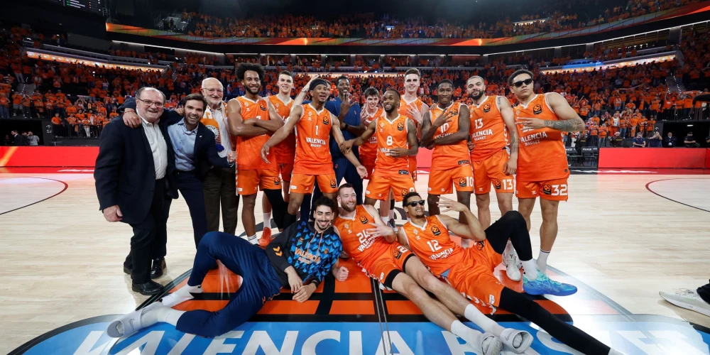 Valensijas kluba basketbolisti svin vēsturisko brīdi. 