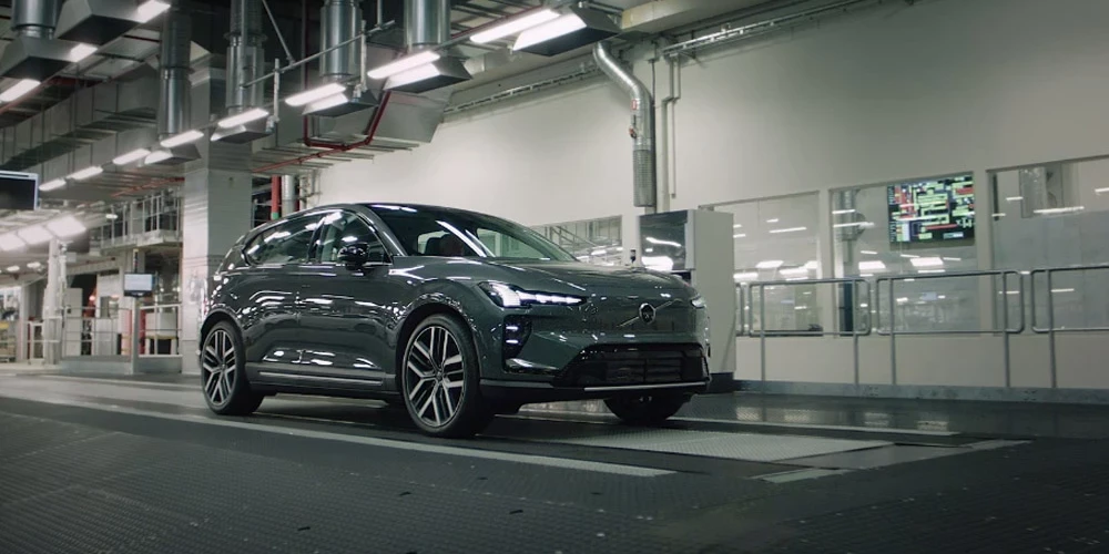 Tas ir arī pirmais Volvo modelis, kura ražošanā tiks izmantota megacasting jeb lielizmēra detaļu presēšanas tehnoloģija.