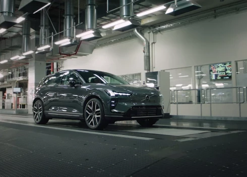 Tas ir arī pirmais Volvo modelis, kura ražošanā tiks izmantota megacasting jeb lielizmēra detaļu presēšanas tehnoloģija.