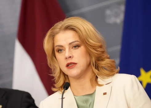 Премьер-министр Эвика Силиня участвует в пресс-конференции в Кабинете министров, на которой объявляет о своей отставке.