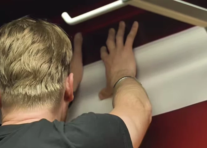 VIDEO: patriotiskās krāsās iekārtota Latvijas hokeja izlases ģērbtuve pasaules čempionāta mājvietā