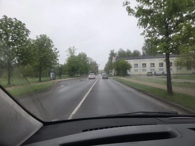 Acīgs šoferis Jelgavā fiksējos agresīvu braucēju. Viņa ierakstu pamanījis Jelgavas mērs, kurš teic, ka pārkāpējam neizdosies izbēgt no soda.