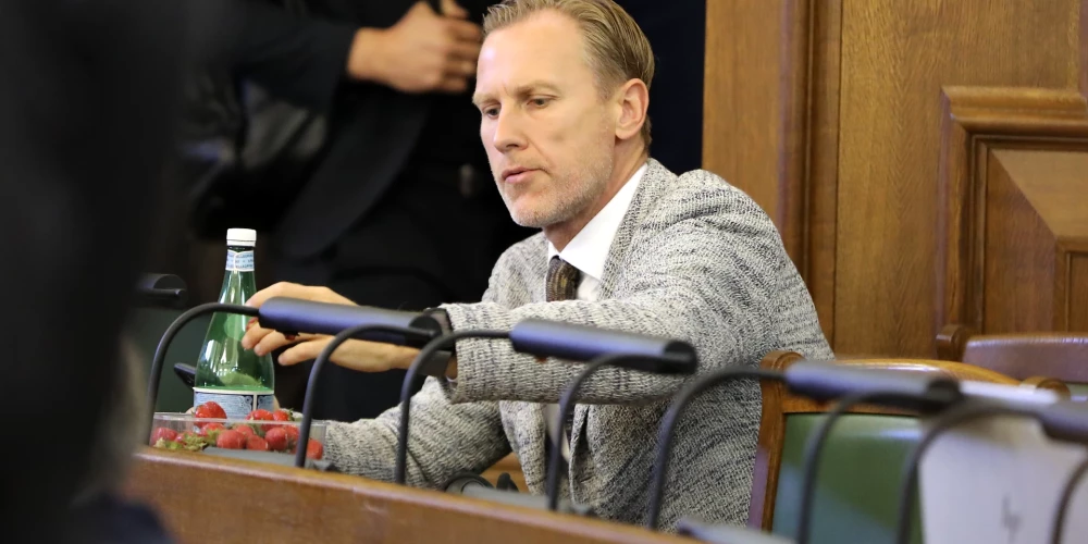 Aldis Gobzems, kurš mainījis vārdu uz Arigo Toro, paziņo par atgriešanos Latvijas politikā. 