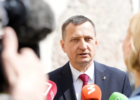No amata atstādinātais zemkopības ministrs Armands Krauze atbild uz žurnālistu jautājumiem pēc Korupcijas novēršanas un apkarošanas biroja aizturēšanas saistībā ar tā dēvēto kokrūpnieku lietu.