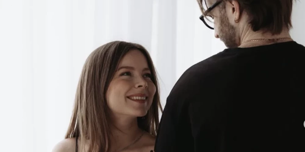 Katrīne Dīķe parāda grūtnieces puncīti un paziņo priecīgus jaunumus.