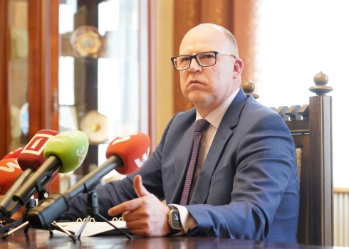Ģenerālprokurors Armīns Meisters preses konferencē sniedz komentāru par kokrūpnieku lietu.