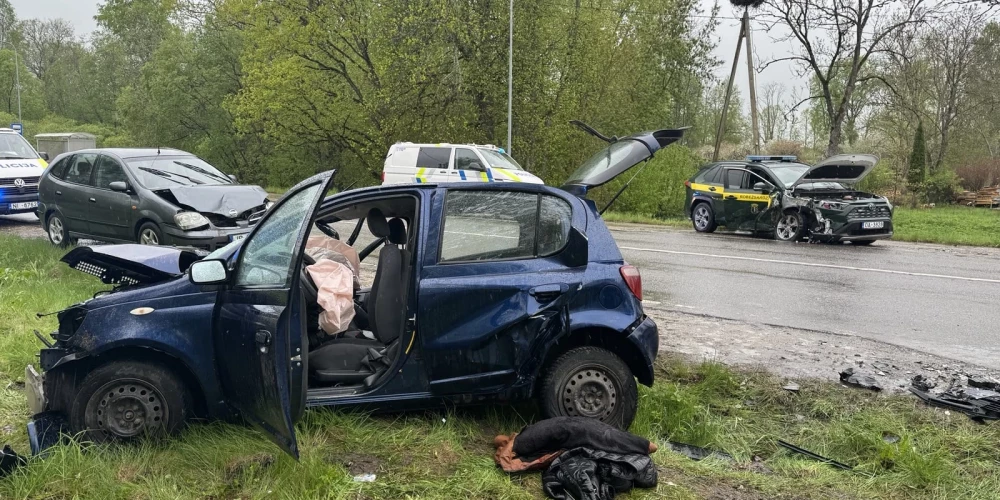 Negadījumā sabojāti trīs spēkrati.