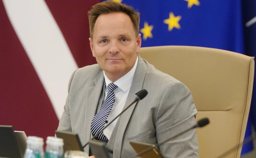 Paziņots Valsts kancelejas direktora Kronberga aizturēšanas iemesls, notiekot kriminālprocesam "kokrūpnieku lietā"