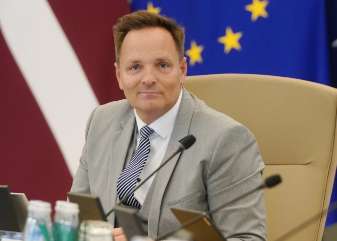 Paziņots Valsts kancelejas direktora Kronberga aizturēšanas iemesls, notiekot kriminālprocesam "kokrūpnieku lietā"