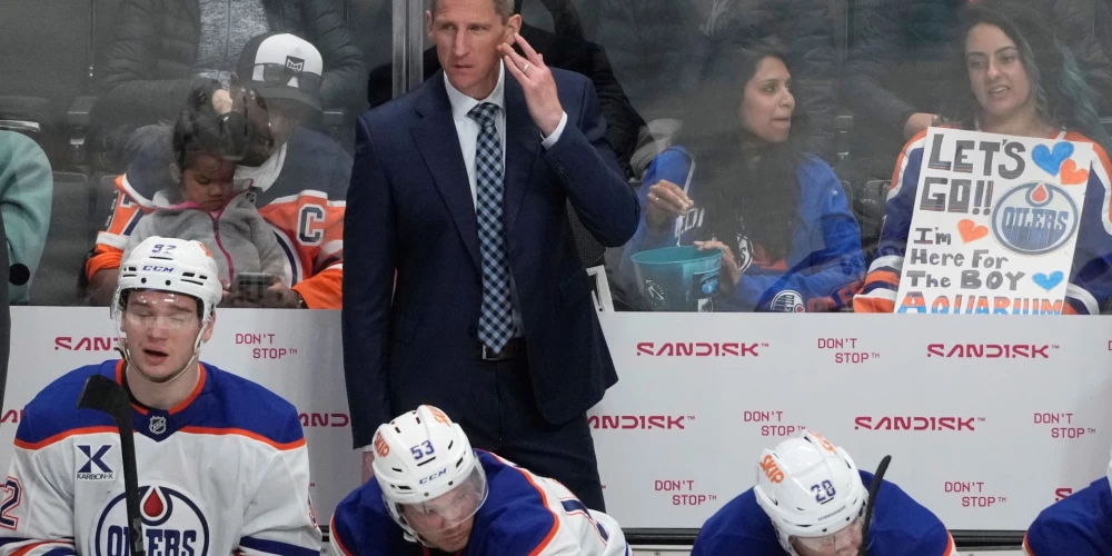 Nu jau atlaistais Edmontonas "Oilers" galvenais treneris Kriss Knoblauhs (foto: Scanpix / AP)