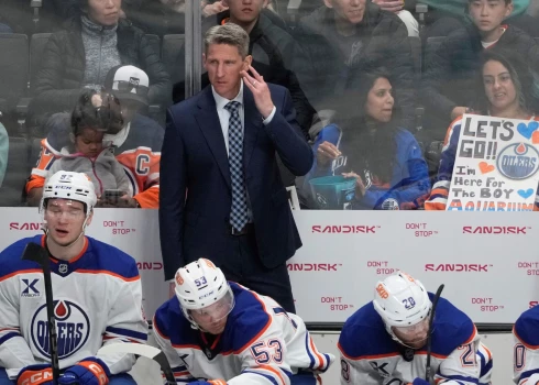 Nu jau atlaistais Edmontonas "Oilers" galvenais treneris Kriss Knoblauhs (foto: Scanpix / AP)