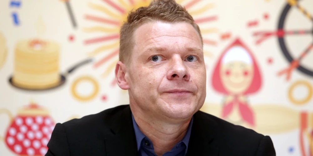 Latvijas Restorânu biedrîbas prezidents Jânis Jenzis piedalâs preses konferencç, kurâ informç par svçtkiem "Masïeòica - lielais pankûku cepiens".