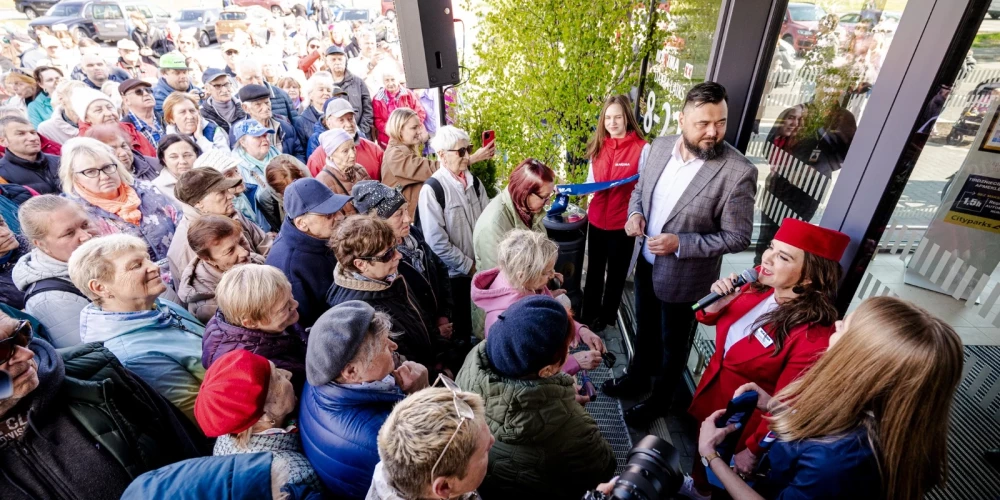 Cilvēku jūra pie jaunā "Maxima XX" veikala (publicitātes foto)