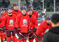 Labā noskaņojumā Latvijas hokejisti izmēģina Cīrihes halles ledu pirms pasaules čempionāta. FOTO
