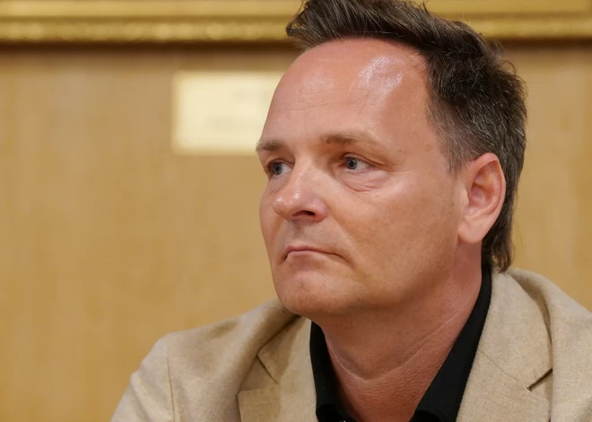 Atstādinātais Valsts kancelejas direktors Kronbergs ir atbrīvots pēc aizturēšanas